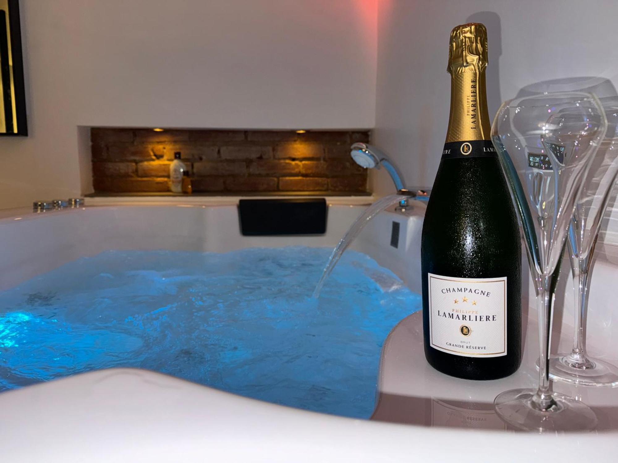 O Romeo - Suite Privee ฟูแฌร์ ภายนอก รูปภาพ