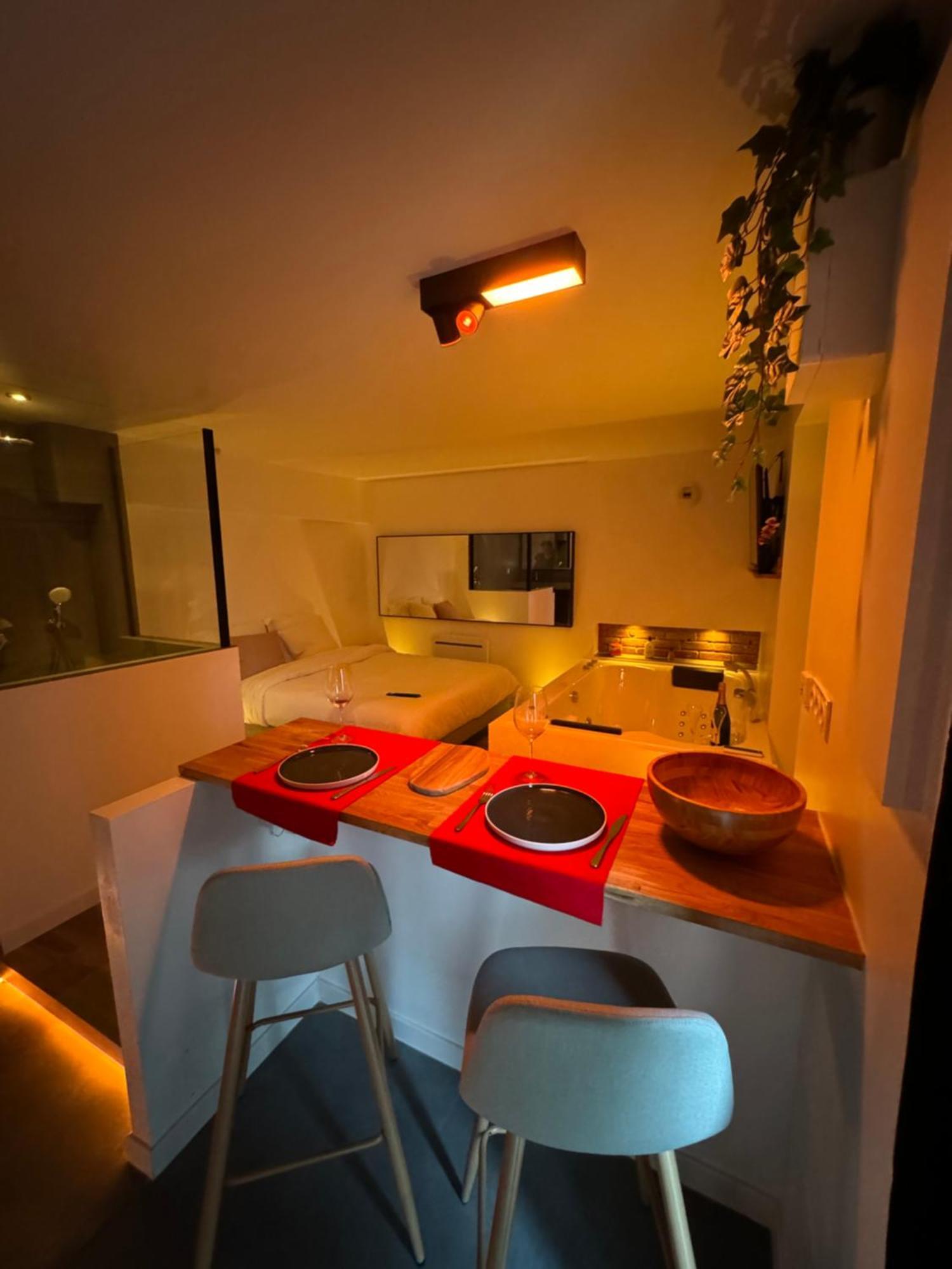 O Romeo - Suite Privee ฟูแฌร์ ภายนอก รูปภาพ