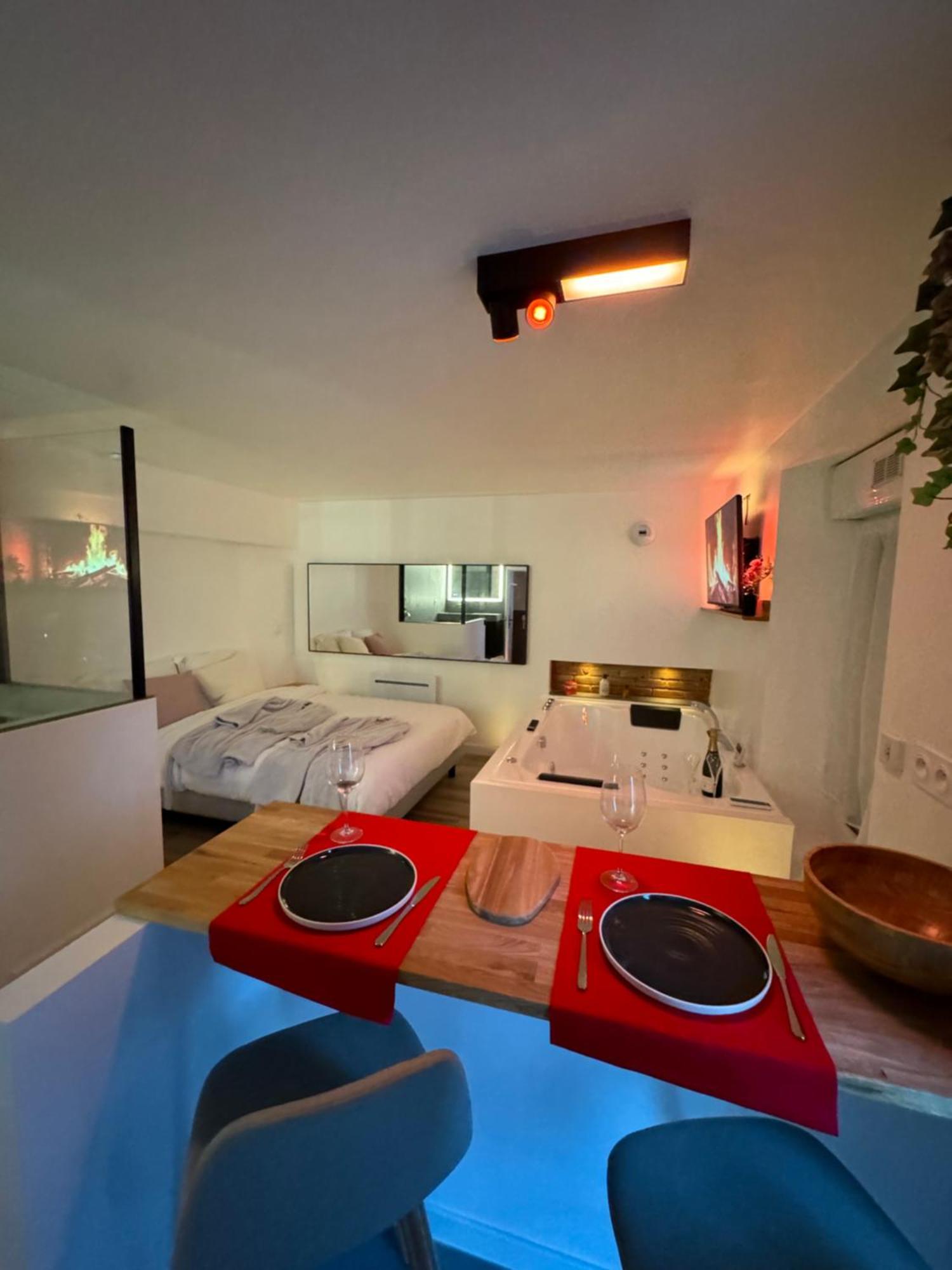 O Romeo - Suite Privee ฟูแฌร์ ภายนอก รูปภาพ